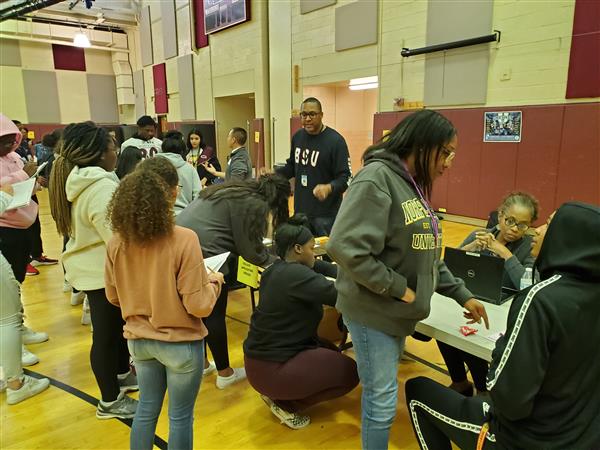 Students learn more about the college application process. 